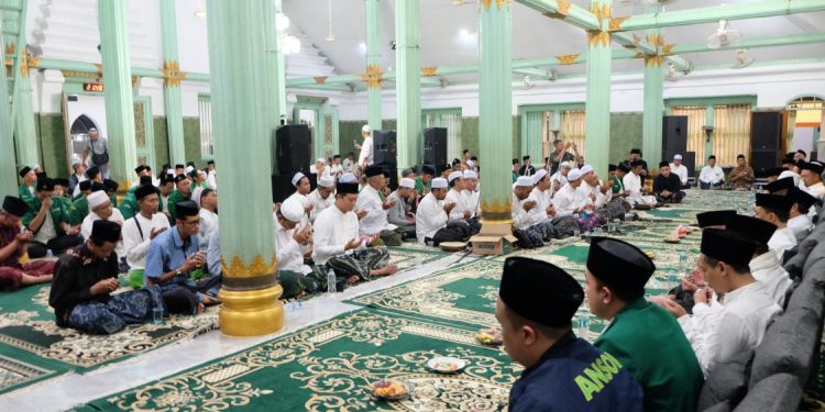 Tradisi Malam Selawe di Gresik Tingkatkan Spirit Ramadan dan Ekonomi Lokal