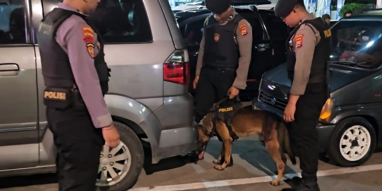 Polda Banten Tingkatkan Keamanan Arus Mudik di Pelabuhan Merak dengan Unit K9 dan X-Ray