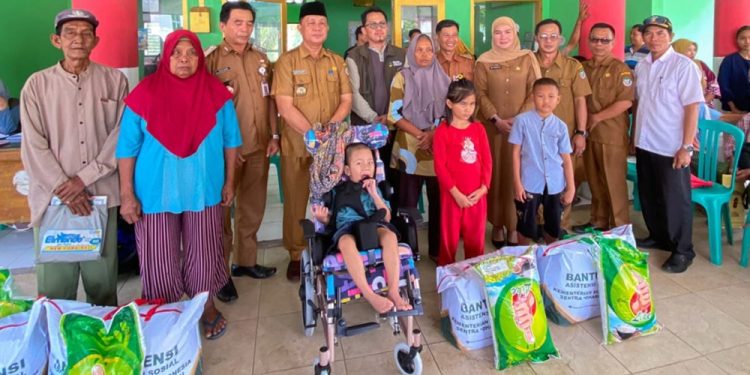 Pemkab Seluma Distribusikan Bantuan ATENSI dari Kemensos untuk 74 KPM