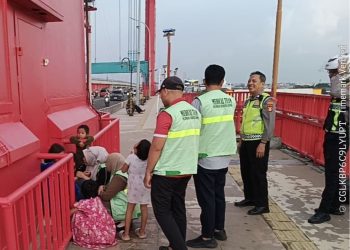 Layanan 110 Polda Sumsel Berhasil Selamatkan Warga di Jembatan Ampera