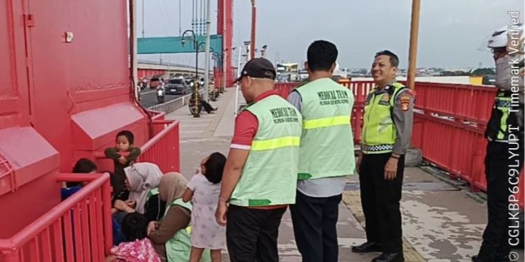 Layanan 110 Polda Sumsel Berhasil Selamatkan Warga di Jembatan Ampera