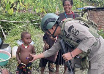 Satgas Damai Cartenz Tingkatkan Kepercayaan di Sinak Melalui Interaksi dengan Anak-anak