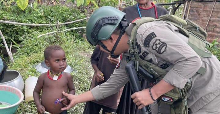 Satgas Damai Cartenz Tingkatkan Kepercayaan di Sinak Melalui Interaksi dengan Anak-anak