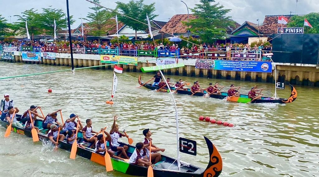Lomba Dayung Tradisional Klidang Lor Batang Menawarkan Hadiah Rp90 Juta