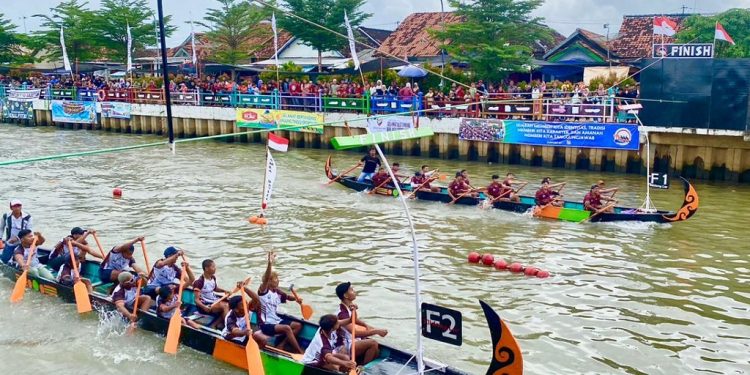 Lomba Dayung Tradisional Klidang Lor Batang Menawarkan Hadiah Rp90 Juta