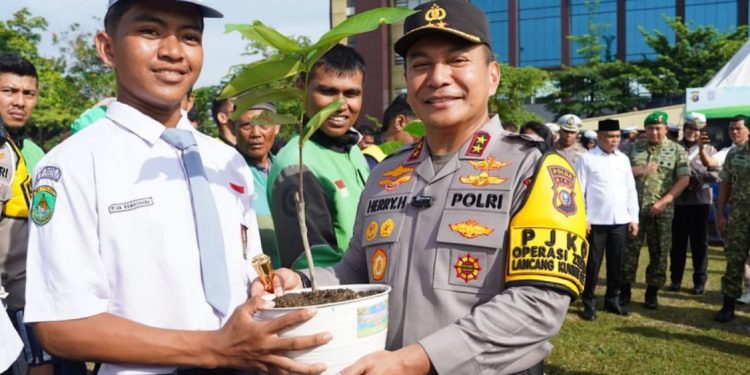 Polda Riau Gelar Silaturahmi Lebaran dengan Pembagian Bibit Pohon