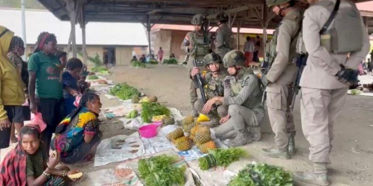 Patroli Humanis Satgas Damai Cartenz Dukung Ekonomi Mama-Mama Sinak