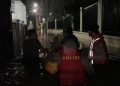 Polisi Evakuasi Warga Terdampak Banjir di Ciracas