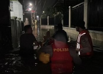 Polisi Evakuasi Warga Terdampak Banjir di Ciracas