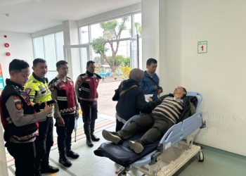 Polisi Evakuasi Lansia dalam Kondisi Darurat Medis di Bogor