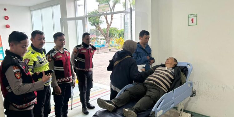 Polisi Evakuasi Lansia dalam Kondisi Darurat Medis di Bogor