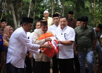 Bupati Nagan Raya Tinjau dan Bantu Warga Terdampak Angin Kencang