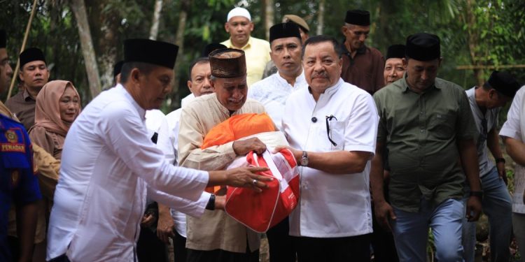 Bupati Nagan Raya Tinjau dan Bantu Warga Terdampak Angin Kencang