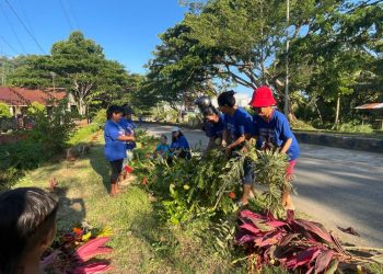 Umat Katolik di Waisai Laksanakan Kerja Bakti dan Penanaman Bunga dalam Program APP