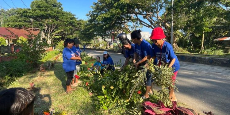 Umat Katolik di Waisai Laksanakan Kerja Bakti dan Penanaman Bunga dalam Program APP