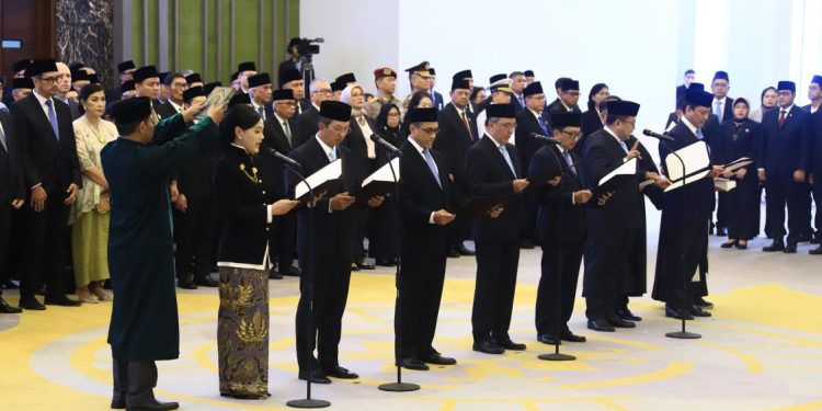 Tujuh Anggota Baru Dewan Komisioner OJK Resmi Dilantik