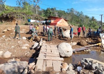 TNI dan Warga Bersatu Bangun Jalan Darurat di Burni Pase