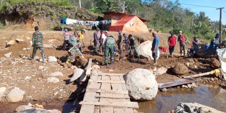 TNI dan Warga Bersatu Bangun Jalan Darurat di Burni Pase