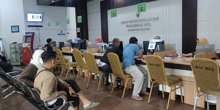 Ratusan Warga Serbu Layanan Kependudukan di Batang Usai Lebaran