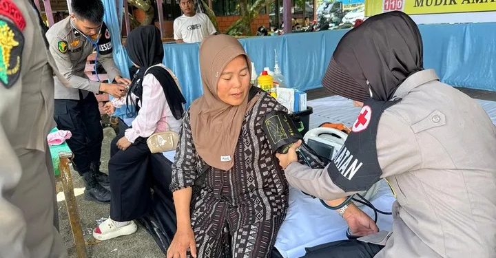 Tim Dokpol Polda Sulbar Berikan Layanan Kesehatan di Pantai Mallawa Selama Libur Lebaran