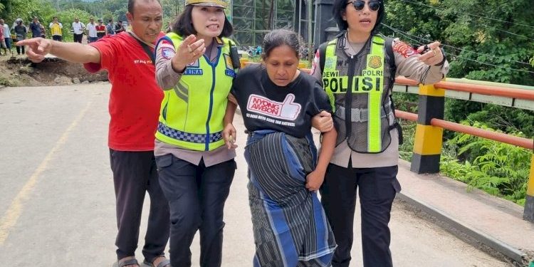 Polwan Polda NTT Evakuasi Ibu Hamil di Jembatan Ambruk Naibonat