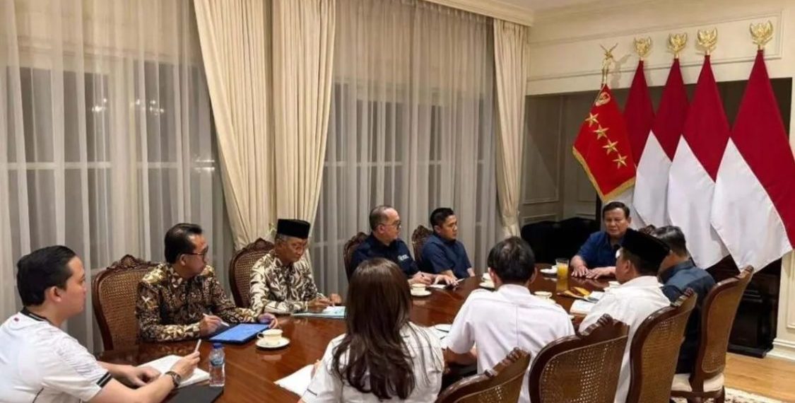 Presiden Prabowo Instruksikan Pembangunan Rumah untuk Warga di Pinggir Rel Senen