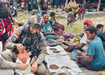 Personel Operasi Damai Cartenz Berinteraksi dengan Warga di Pasar Sinak