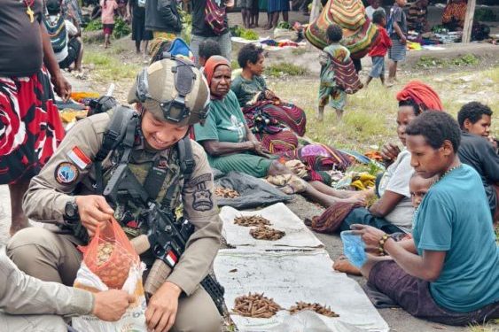 Personel Operasi Damai Cartenz Berinteraksi dengan Warga di Pasar Sinak