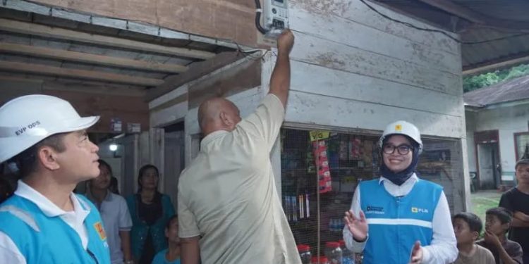 PLN Resmikan Listrik di Desa Ombolata, Nias Utara