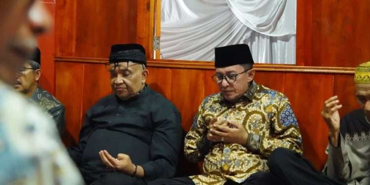 Prosesi Menaiki Rumah Gadang di Tanah Datar Perkuat Tradisi Minangkabau