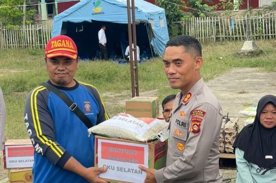 Polres OKU Selatan dan Bhayangkari Berikan Bantuan kepada Korban Banjir