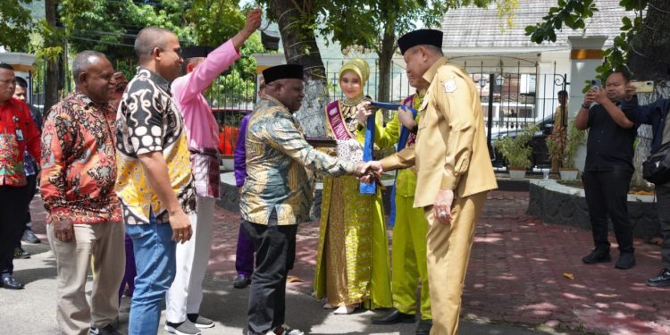 Menteri HAM Natalius Pigai Disambut Upacara Adat di Gorontalo