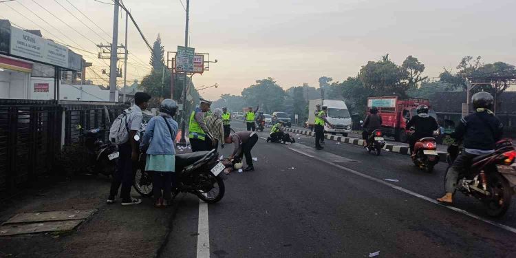Petugas Satlantas Polresta Sleman melakukan olah TKP dan evakuasi korban kecelakaan beruntun yang melibatkan empat sepeda motor di Jalan Magelang Km 12, Sleman, Selasa (31/3/2026) pagi.