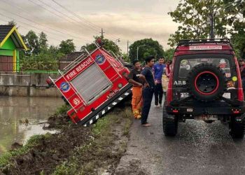Armada Damkar Terperosok ke Saluran Irigasi Saat Menuju Lokasi Kebakaran di Mulyodadi Bambanglipuro Bantul