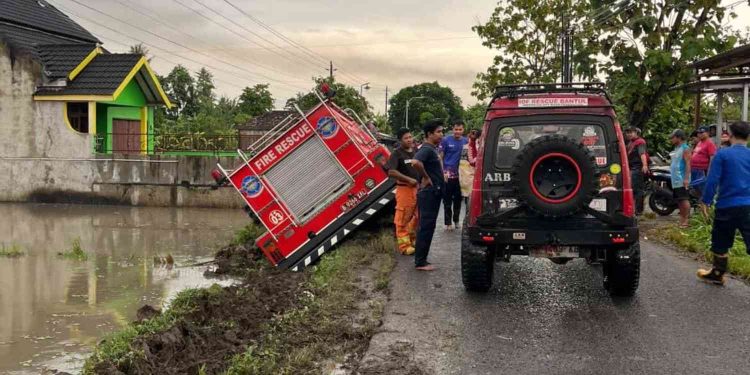 Armada Damkar Terperosok ke Saluran Irigasi Saat Menuju Lokasi Kebakaran di Mulyodadi Bambanglipuro Bantul