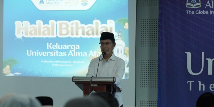 Rektor Universitas Alma Ata, Prof. dr. H. Hamam Hadi, MS., Sc.D., Sp.GK., saat menyampaikan sambutan dalam acara Halal Bihalal keluarga besar Universitas Alma Ata di Auditorium KH. Hasyim Asy’ari, Rabu (1/4/2026).