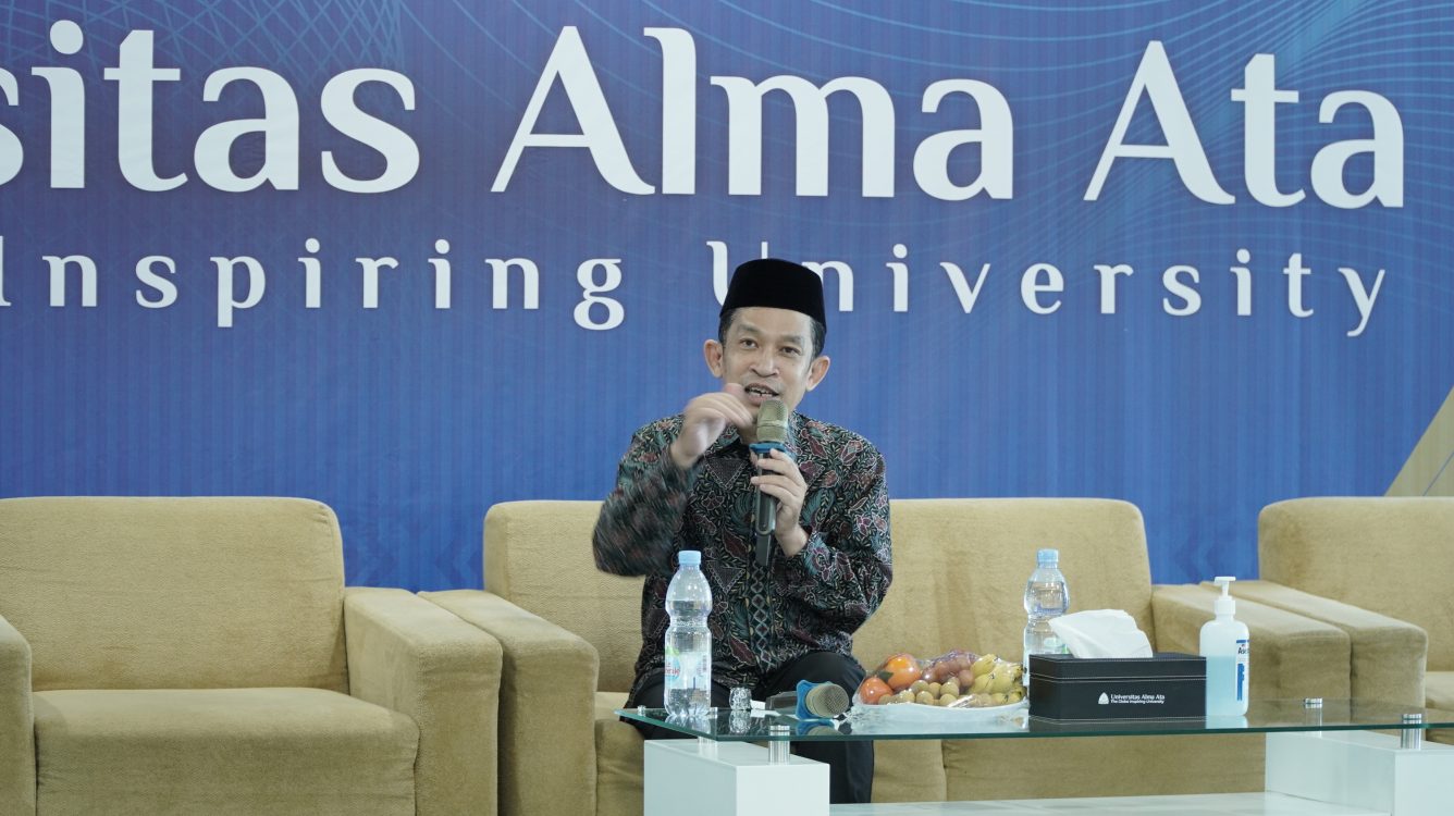 Narasumber Dr. H. Fahruddin Faiz, S.Ag., M.Ag. saat menyampaikan tausiyah dalam kegiatan Halal Bihalal Universitas Alma Ata di Auditorium KH. Hasyim Asy’ari, Rabu (1/4/2026).
