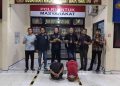Dua tersangka kasus kepemilikan senjata api rakitan dan senjata tajam tanpa izin diamankan Polsek Belitang I Polres OKU Timur, Rabu (1/4/2026). Polisi turut menunjukkan barang bukti hasil pengungkapan saat patroli di wilayah Desa Pujo Rahayu, Kecamatan Belitang.