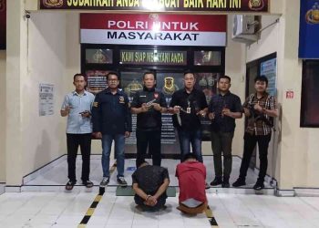 Dua tersangka kasus kepemilikan senjata api rakitan dan senjata tajam tanpa izin diamankan Polsek Belitang I Polres OKU Timur, Rabu (1/4/2026). Polisi turut menunjukkan barang bukti hasil pengungkapan saat patroli di wilayah Desa Pujo Rahayu, Kecamatan Belitang.