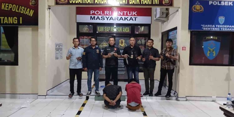 Dua tersangka kasus kepemilikan senjata api rakitan dan senjata tajam tanpa izin diamankan Polsek Belitang I Polres OKU Timur, Rabu (1/4/2026). Polisi turut menunjukkan barang bukti hasil pengungkapan saat patroli di wilayah Desa Pujo Rahayu, Kecamatan Belitang.