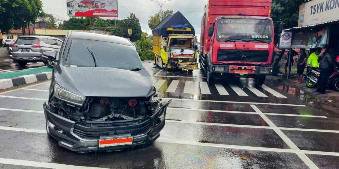 Kecelakaan Innova vs Truk di Jalan Jogja–Solo Sleman, Dua Orang Terluka