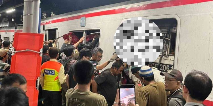 Kecelakaan Kereta Argo Bromo Vs KRL di Stasiun Bekasi Timur