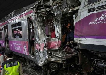 Kecelakaan terjadi antara kereta rel listrik (KRL) dengan Kereta Jarak Jauh Agro Bromo di kawasan Stasiun Bekasi Timur