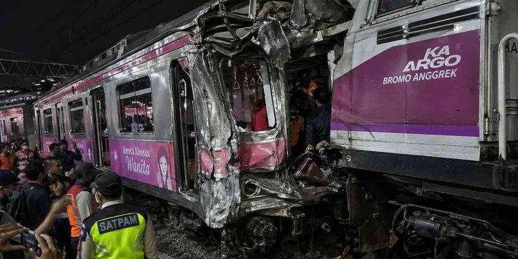 Kecelakaan terjadi antara kereta rel listrik (KRL) dengan Kereta Jarak Jauh Agro Bromo di kawasan Stasiun Bekasi Timur