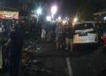 Kondisi lokasi kecelakaan di Jalan Janti, Banguntapan, Bantul, Kamis (2/4/2026) malam. Sebuah mobil Toyota Avanza menabrak sepeda motor, kemudian oleng hingga menghantam Warung Lesehan 2000 dan dua motor yang terparkir, mengakibatkan satu pelajar mengalami luka serius serta kerusakan sejumlah fasilitas.
