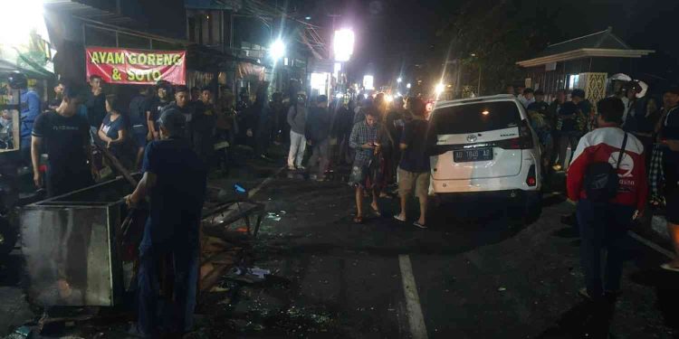 Kondisi lokasi kecelakaan di Jalan Janti, Banguntapan, Bantul, Kamis (2/4/2026) malam. Sebuah mobil Toyota Avanza menabrak sepeda motor, kemudian oleng hingga menghantam Warung Lesehan 2000 dan dua motor yang terparkir, mengakibatkan satu pelajar mengalami luka serius serta kerusakan sejumlah fasilitas.