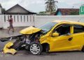 Kondisi mobil Honda Brio yang mengalami kerusakan parah di bagian depan usai menabrak pagar warga dan tiang listrik di Tikungan Trembis, Jalan Parangtritis, Kretek, Bantul, Kamis (30/4/2026) pagi. Kecelakaan diduga terjadi akibat pengemudi kehilangan konsentrasi saat melintasi tikungan.