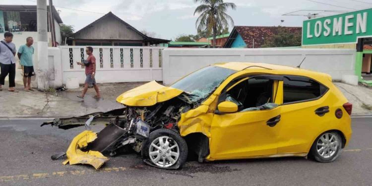 Kondisi mobil Honda Brio yang mengalami kerusakan parah di bagian depan usai menabrak pagar warga dan tiang listrik di Tikungan Trembis, Jalan Parangtritis, Kretek, Bantul, Kamis (30/4/2026) pagi. Kecelakaan diduga terjadi akibat pengemudi kehilangan konsentrasi saat melintasi tikungan.