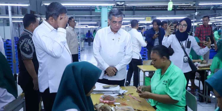 Menaker Sidak Perusahaan di Semarang