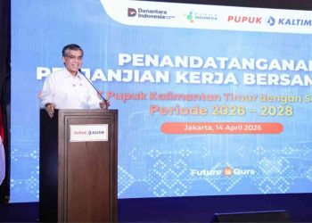 Menteri Ketenagakerjaan Yassierli memberikan sambutan saat penandatanganan Perjanjian Kerja Bersama (PKB) ke-VIII periode 2026–2028 antara PT Pupuk Kalimantan Timur dan serikat pekerja di Jakarta, Selasa (14/4/2026).